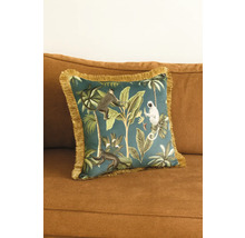 Dekoratívny vankúš s motívom džungle a strapcami na pohovke