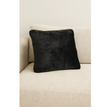 Čierny dekoračný vankúš na pohovke