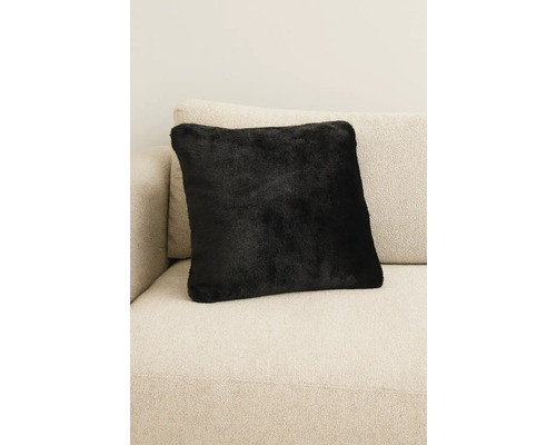 Čierny dekoračný vankúš na pohovke