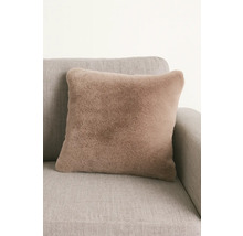 Štvorcový dekoratívny vankúš s imitáciou kožušiny na pohovke