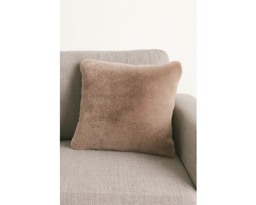 Štvorcový dekoratívny vankúš s imitáciou kožušiny na pohovke