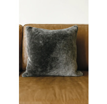 Dekoračný vankúš z umelej kožušiny na pohovke