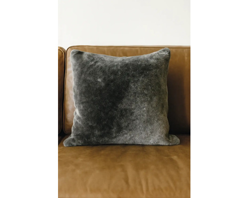 Dekoračný vankúš z umelej kožušiny na pohovke