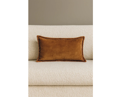 Dekoračný zamatový vankúš na pohovke