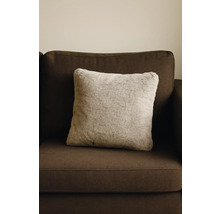 Štvorcový dekoratívny vankúš so vzhľadom kožušiny na hnedej pohovke