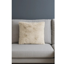 Dekoračný vankúš z umelej kožušiny na pohovke