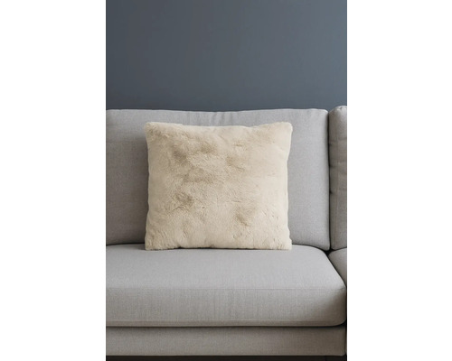 Dekoračný vankúš z umelej kožušiny na pohovke