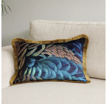 Dekoračný vankúš so vzorom peria a strapcami na pohovke