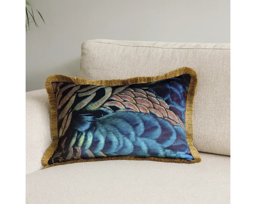 Dekoračný vankúš so vzorom peria a strapcami na pohovke