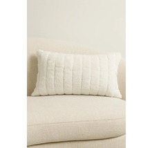 Dekoratívny vankúš so zvislým rebrovaním na pohovke