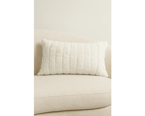 Dekoratívny vankúš so zvislým rebrovaním na pohovke