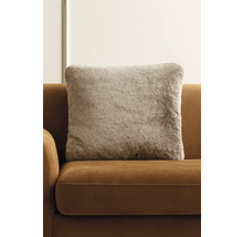 Dekoratívny vankúš s imitáciou kožušiny na pohovke