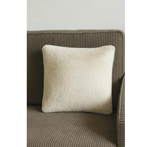 Štvorcový vankúš z umelej kožušiny na pohovke