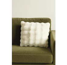 Dekoračný vankúš s kožušinovým vzhľadom na pohovke