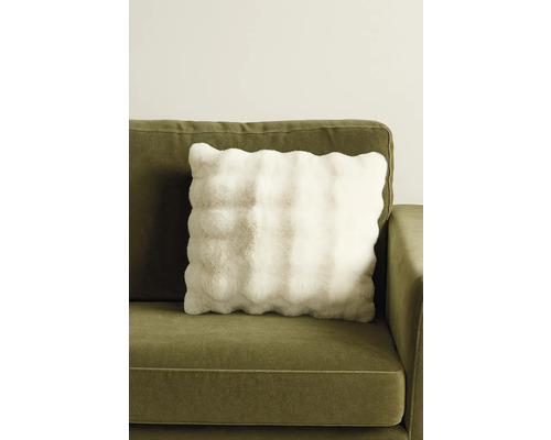 Dekoračný vankúš s kožušinovým vzhľadom na pohovke