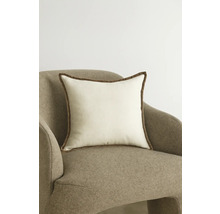 Štvorcový vankúš s lemom na kresle