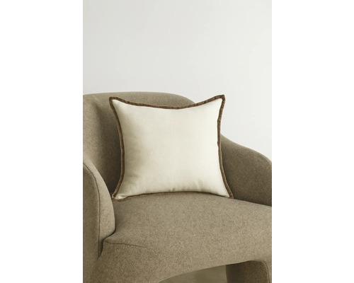 Štvorcový vankúš s lemom na kresle