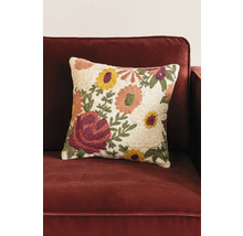 Dekoratívny vankúš s kvetinovým vzorom na pohovke