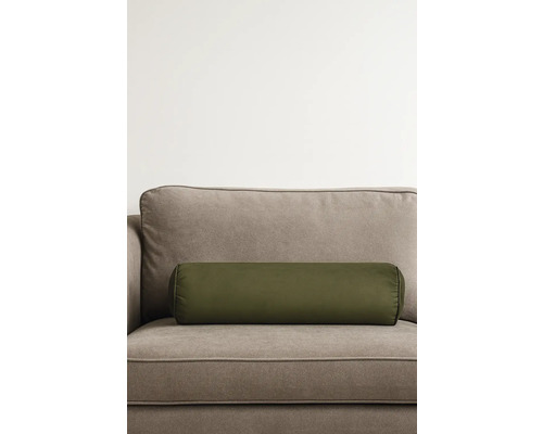 Dekoratívny valček na pohovke