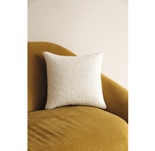 Štvorcový dekoratívny vankúš zo štruktúrovanej látky na kresle