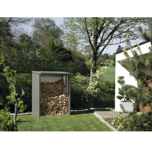 Sklad dreva v záhrade naplnený drevom.