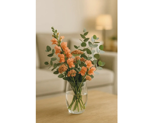 Kytica s papuľkou a eukalyptom v sklenenej váze