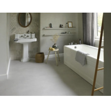 Kúpeľňa s umývadlom, zrkadlom, vaňou, stoličkou a dekoráciami pre svetlé a usporiadané prostredie