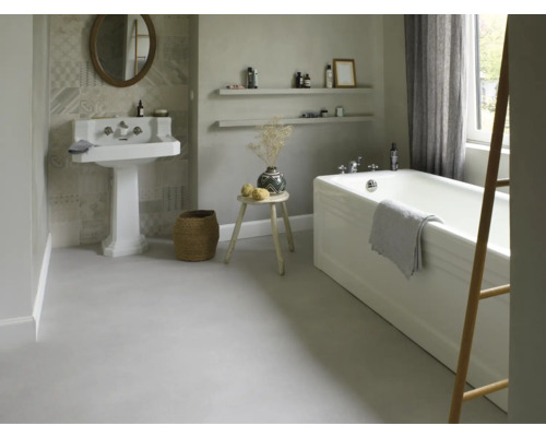 Kúpeľňa s umývadlom, zrkadlom, vaňou, stoličkou a dekoráciami pre svetlé a usporiadané prostredie