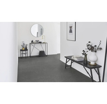 Vstupný priestor s podlahou so vzhľadom mramoru, lavica, konzola, zrkadlo a dekorácia