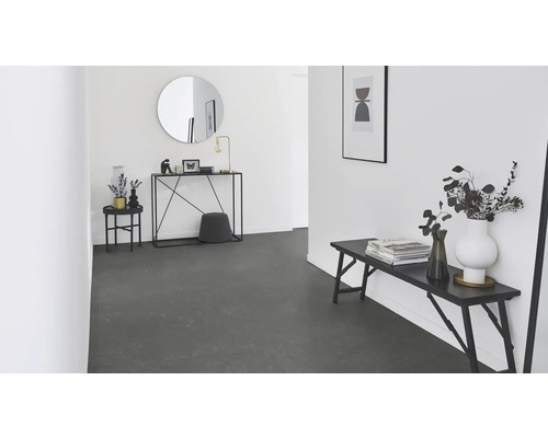 Vstupný priestor s podlahou so vzhľadom mramoru, lavica, konzola, zrkadlo a dekorácia