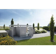 Záhradný domček s otvorenými dverami v záhradnej krajine