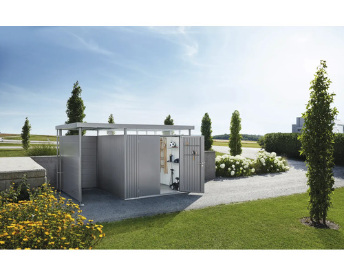 Záhradný domček s otvorenými dverami v záhradnej krajine