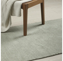 Koberec v miestnosti so stoličkou a dekou