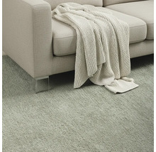 Pohovka s prikrývkou na koberci