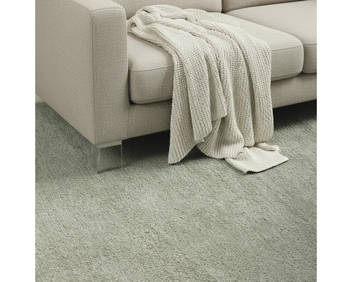 Pohovka s prikrývkou na koberci