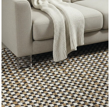 Detail pohovky s dekou a kobercom so vzorom šachovnice