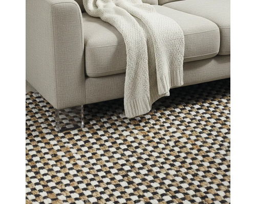 Detail pohovky s dekou a kobercom so vzorom šachovnice