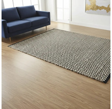 Obývacia izba s modrou pohovkou a vzorovaným kobercom