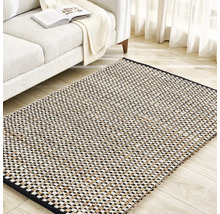 Vzorovaný koberec z prírodných vlákien v obývacej izbe