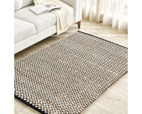Vzorovaný koberec z prírodných vlákien v obývacej izbe