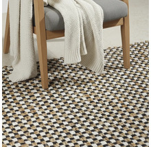 Dekoratívne obytné prostredie so stoličkou, dekou a kobercom so šachovnicovým vzorom