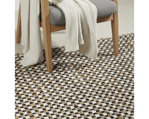 Dekoratívne obytné prostredie so stoličkou, dekou a kobercom so šachovnicovým vzorom