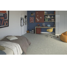 Mládežnícka izba s posteľou, písacím stolom, regálom a dekoráciami v športovom štýle