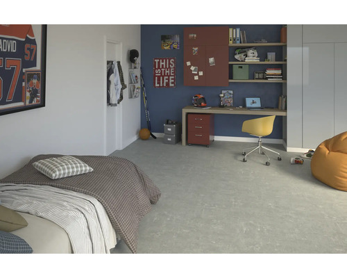 Mládežnícka izba s posteľou, písacím stolom, regálom a dekoráciami v športovom štýle