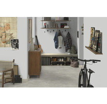 Vstupný priestor so šatníkom, lavicou na sedenie, policami, komodou, bicyklom a dekoratívnymi prvkami, ako sú obrazy a gitara