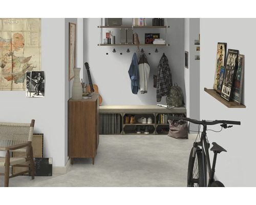 Vstupný priestor so šatníkom, lavicou na sedenie, policami, komodou, bicyklom a dekoratívnymi prvkami, ako sú obrazy a gitara