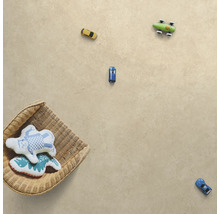 Podlahová plocha s autíčkami a košíkom s plyšákmi