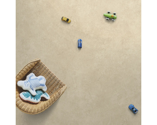 Podlahová plocha s autíčkami a košíkom s plyšákmi