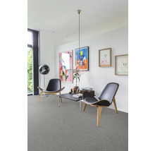 Obývacia izba s kobercom, kreslami a dekoráciou