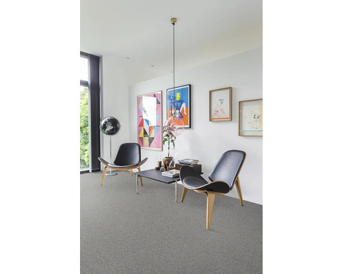 Obývacia izba s kobercom, kreslami a dekoráciou